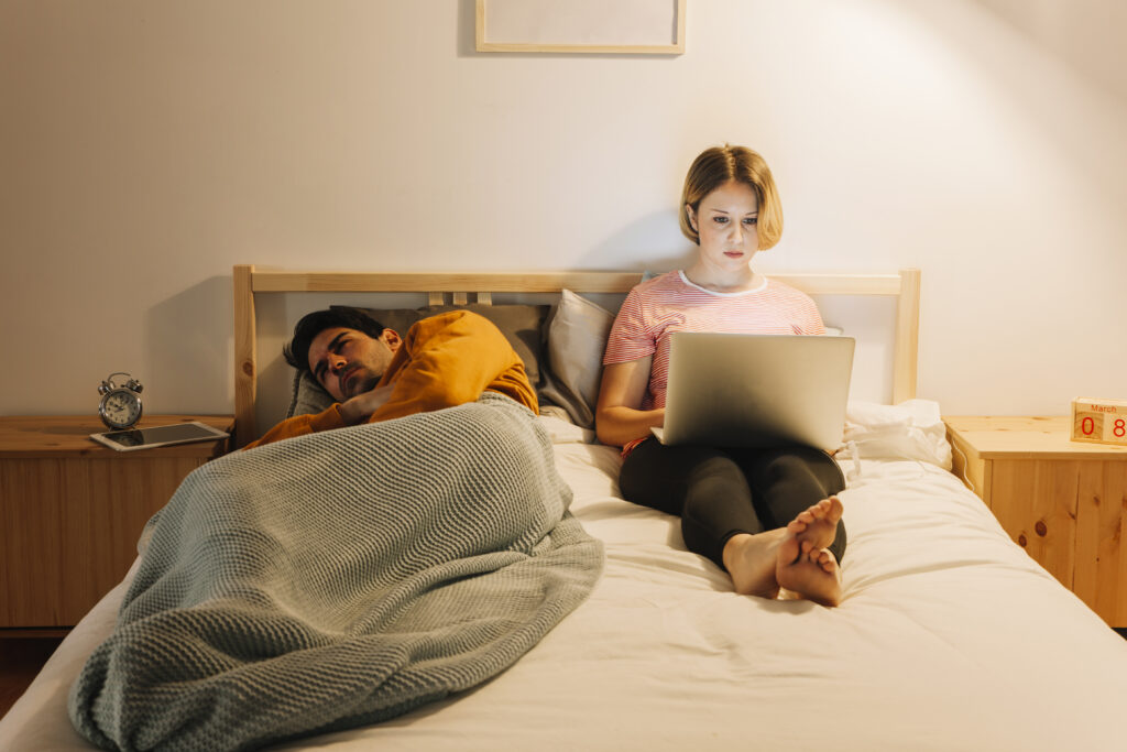 woman-with-laptop-near-sad-man woman-with-laptop-near-sad-man